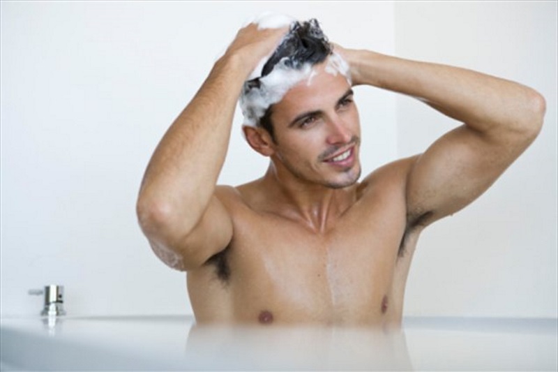 hombre lavandose el cabello